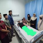 Kepala dan Pengasuh LKSA Panti Asuhan ‘Aisyiyah Nganjuk Jenguk Anak Asuh yang Cedera Saat Kejuaraan Pencak Silat